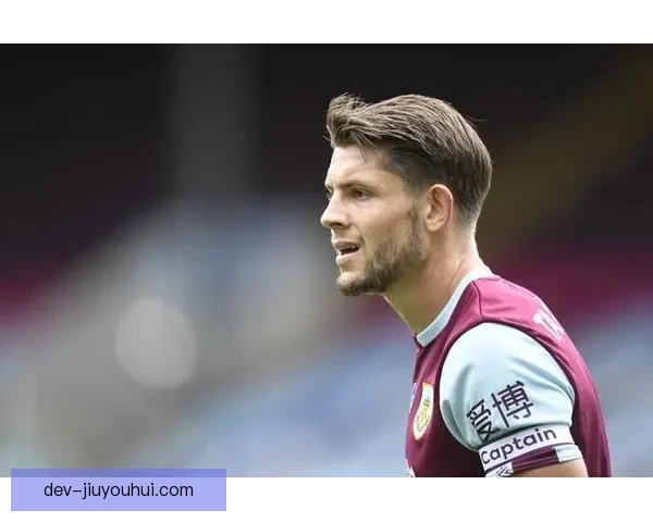 塔科夫斯基在防线争顶表现突出成功率极高成为球队坚固屏障