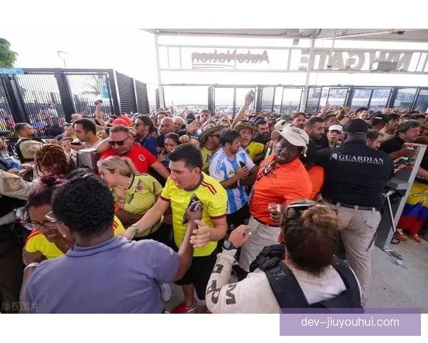 美洲杯期间球迷冲场事件升级引发广泛关注 安全问题成焦点